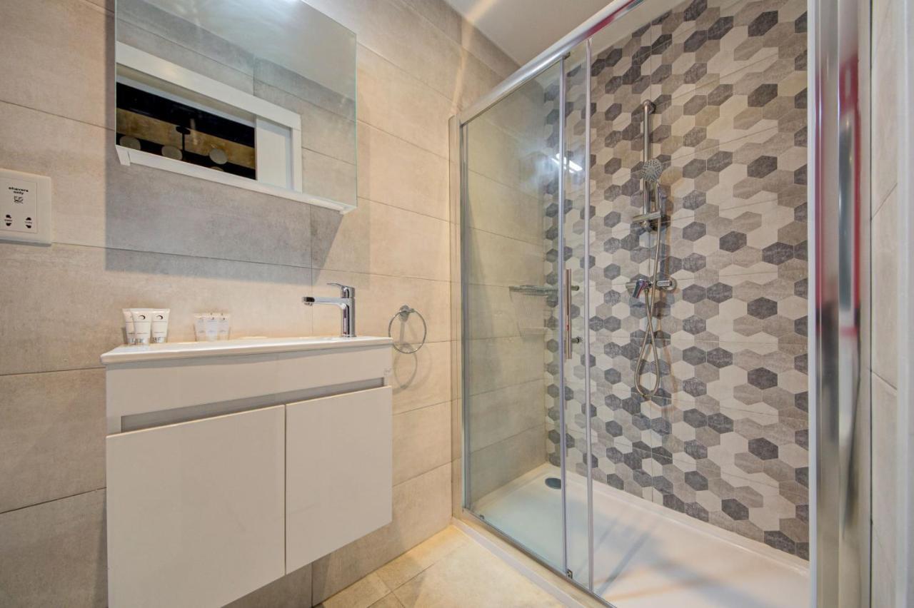 Private Rooms With Bathroom In Валета Екстериор снимка