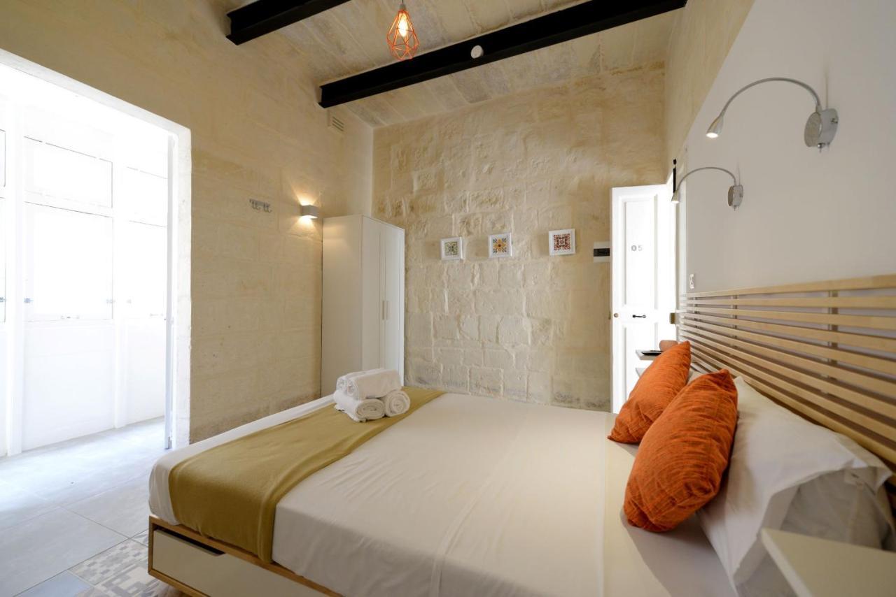 Private Rooms With Bathroom In Валета Екстериор снимка