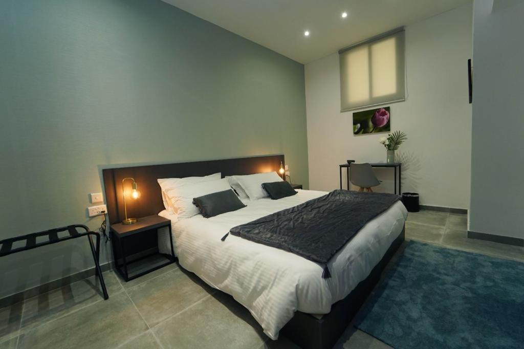 Private Rooms With Bathroom In Валета Екстериор снимка