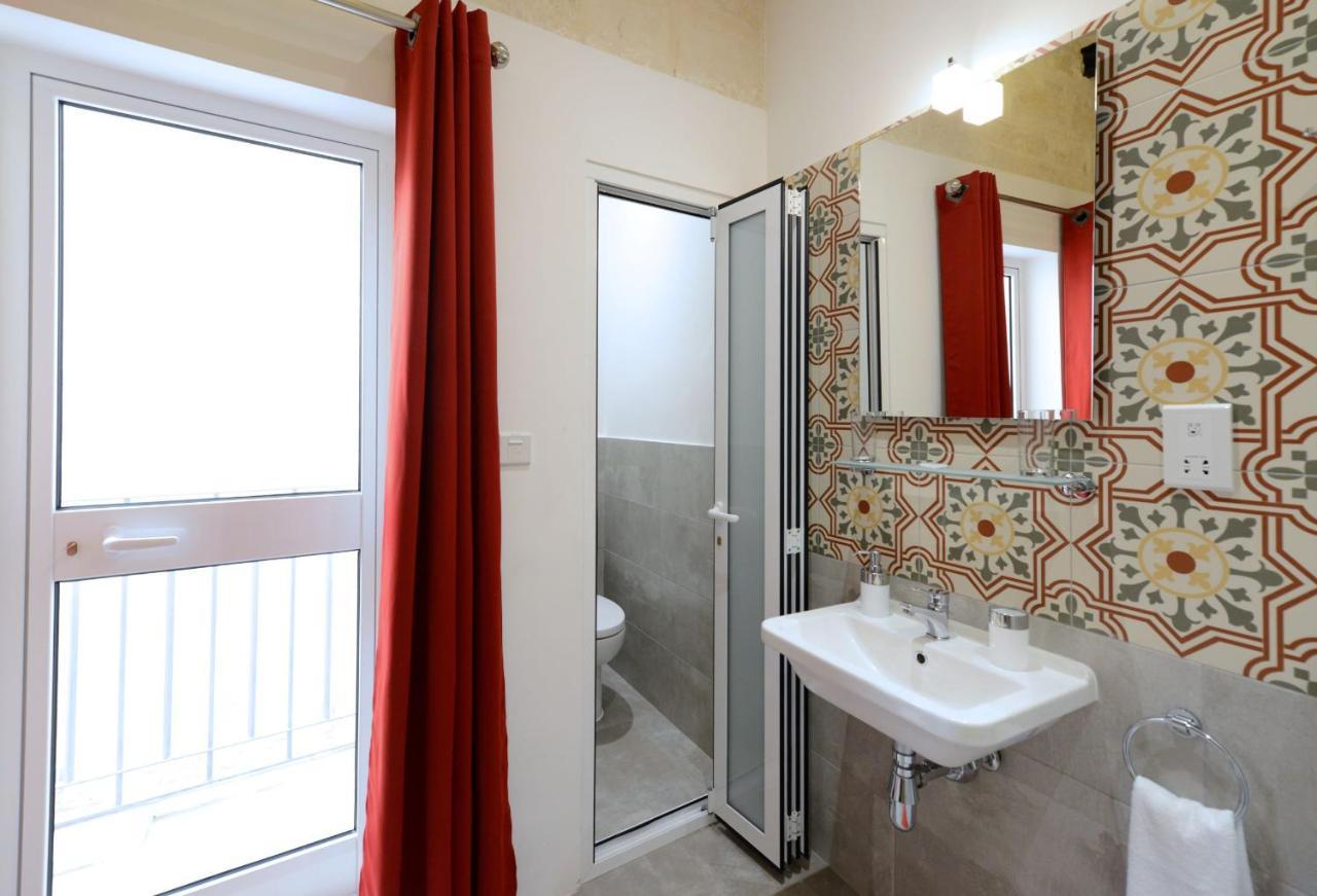 Private Rooms With Bathroom In Валета Екстериор снимка
