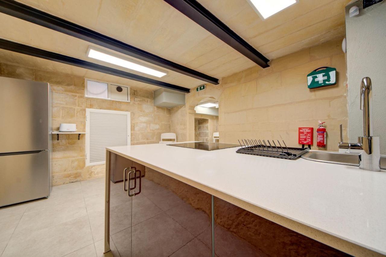 Private Rooms With Bathroom In Валета Екстериор снимка