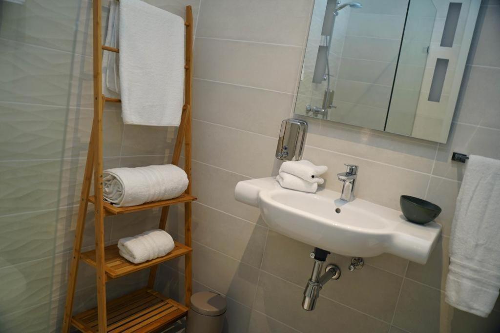 Private Rooms With Bathroom In Валета Екстериор снимка