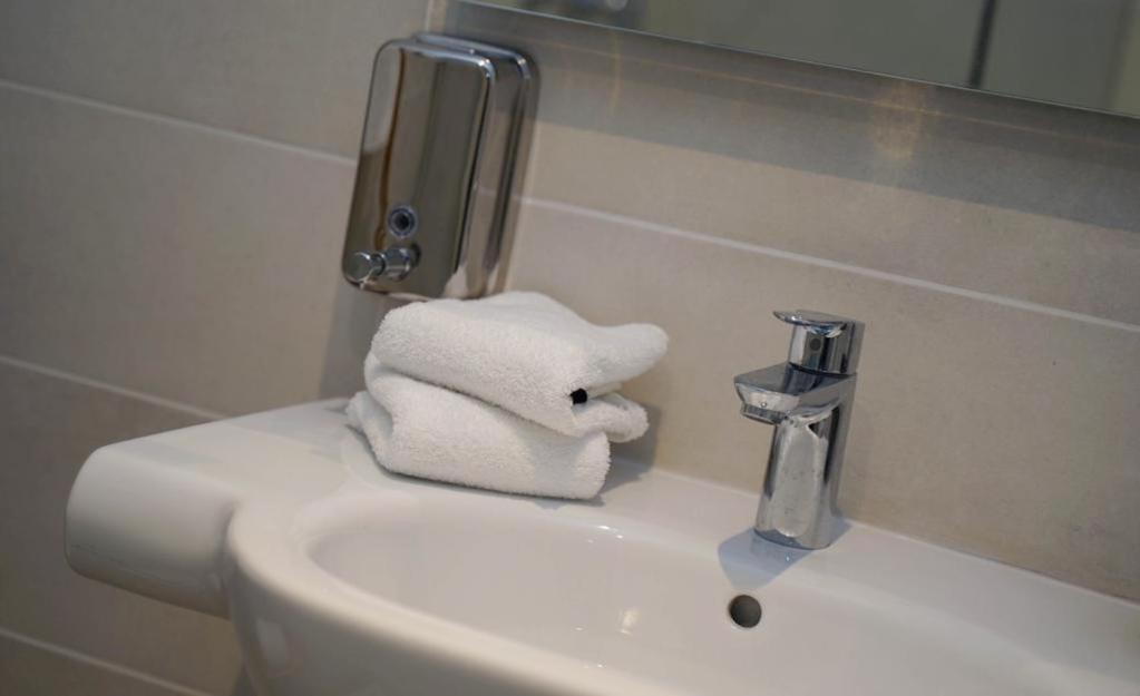 Private Rooms With Bathroom In Валета Екстериор снимка
