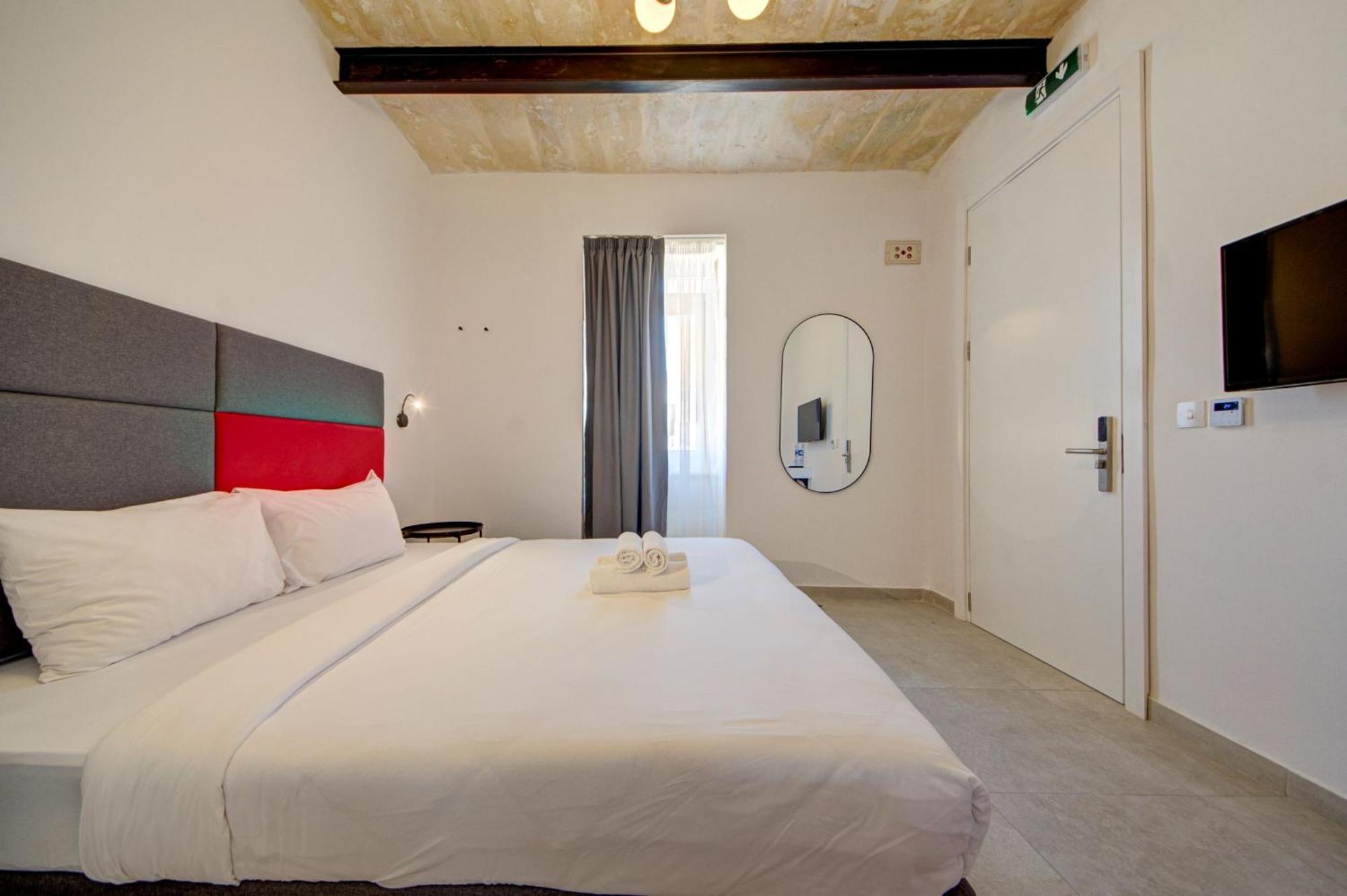 Private Rooms With Bathroom In Валета Екстериор снимка