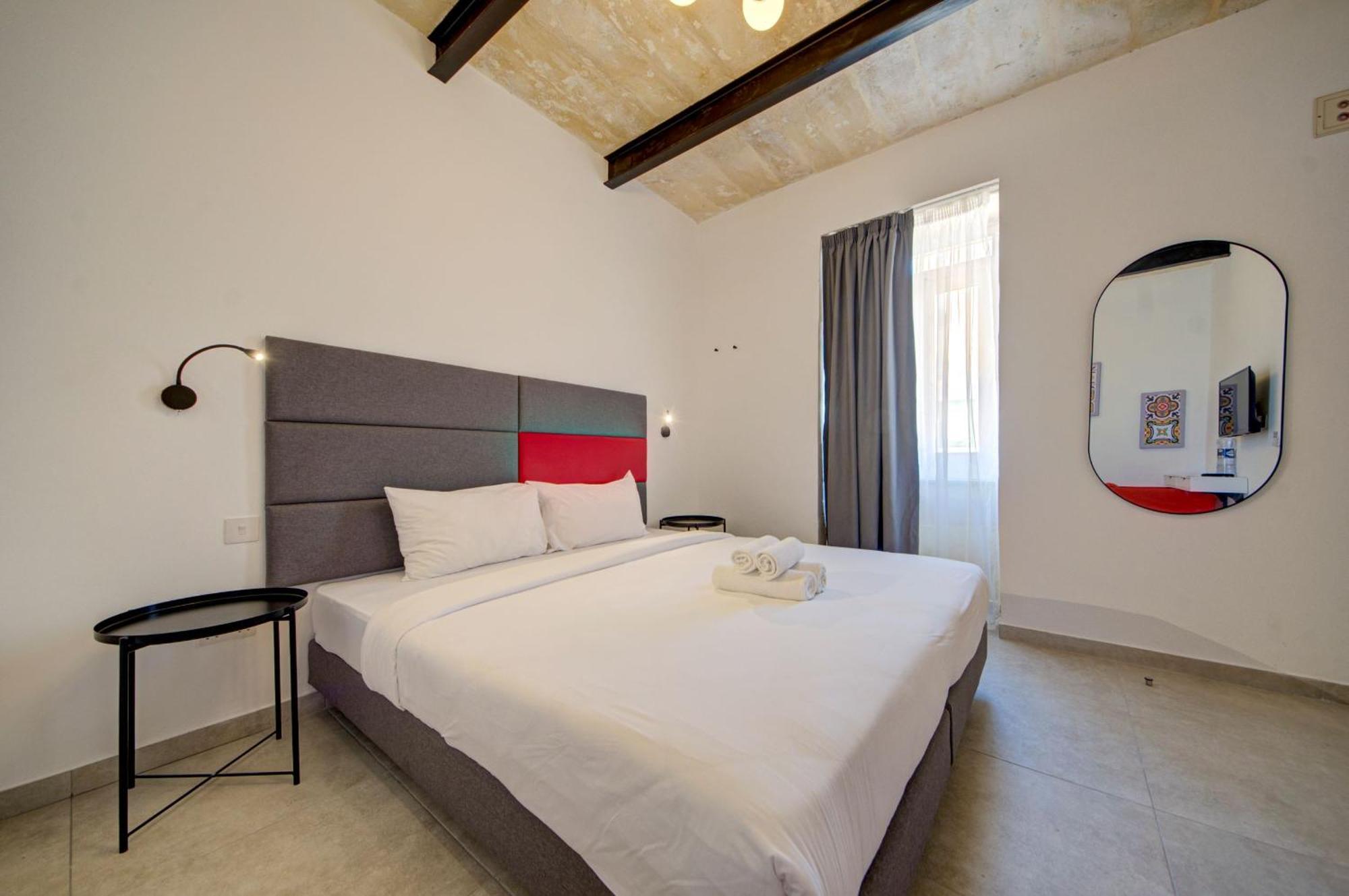 Private Rooms With Bathroom In Валета Екстериор снимка