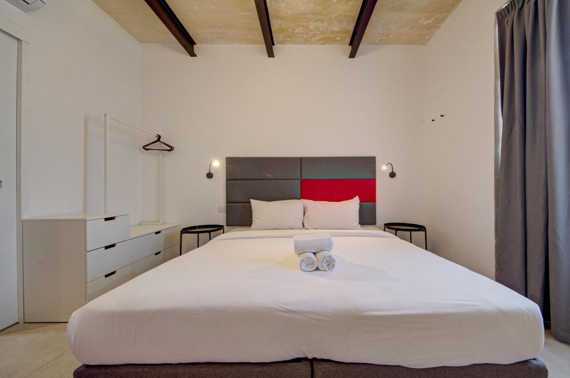 Private Rooms With Bathroom In Валета Екстериор снимка