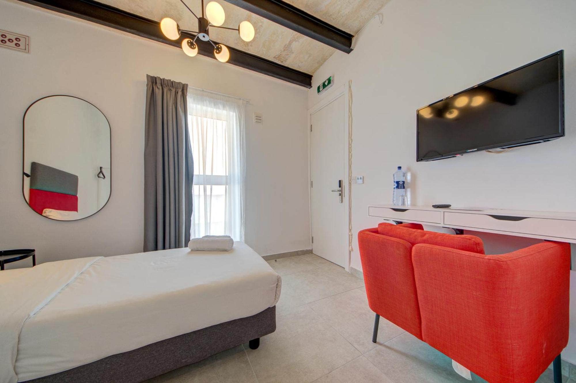 Private Rooms With Bathroom In Валета Екстериор снимка